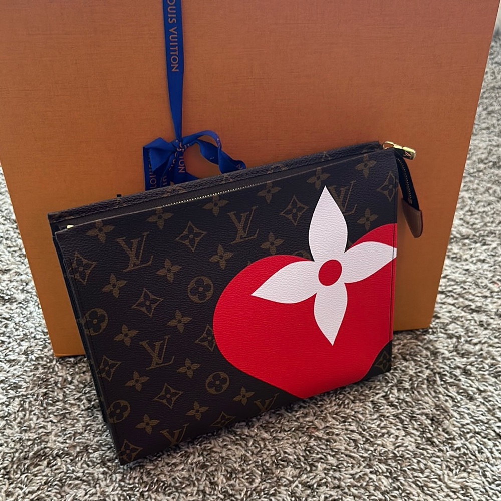 Louis Vuitton Toiletry 26